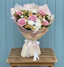 Букет цветов из:  Гвоздики, Орхидеи и Розы в Усть-Абакане