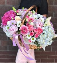 Цветочная композиция из Розы, Хризантемы, Пионы и Лизиантусы в корзине в Усть-Абакане