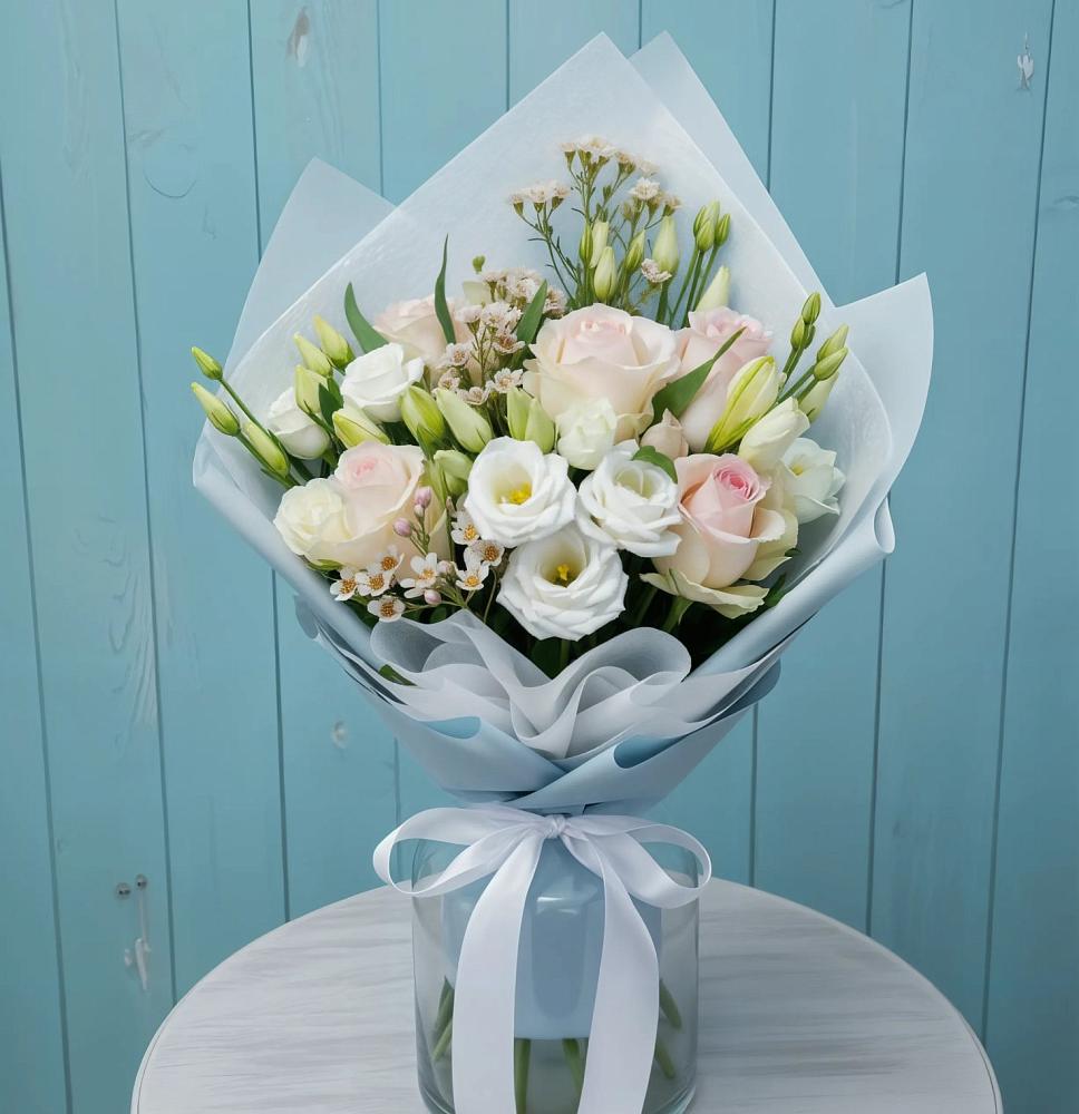 Букет цветов из: Розы и Лизиантусы в Усть-Абакане