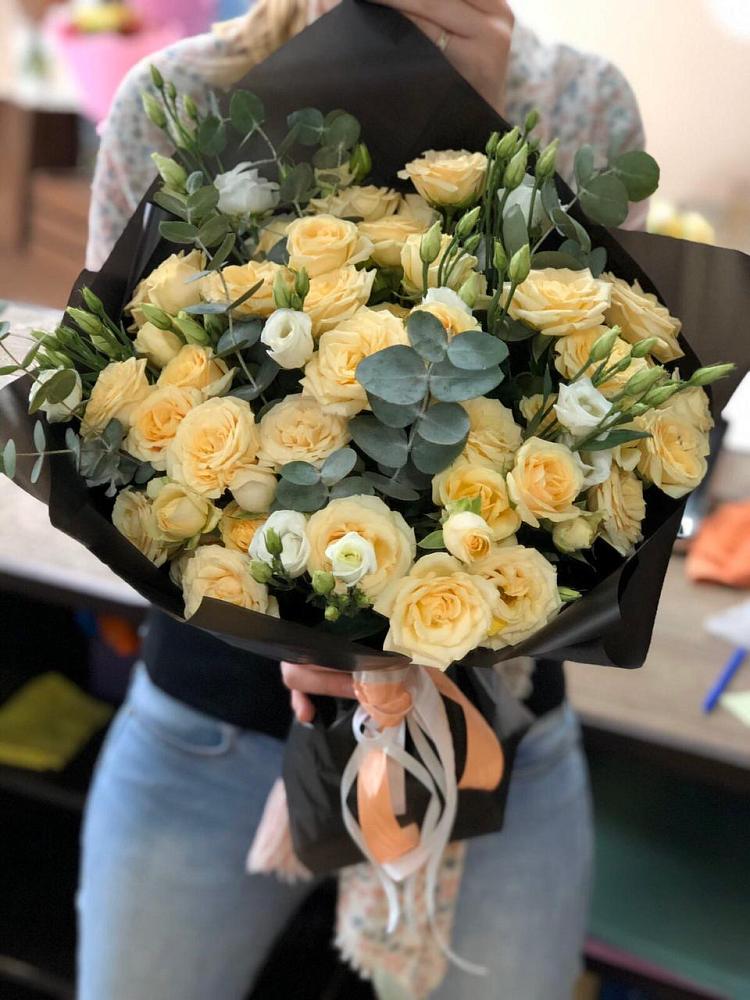 Букет цветов из: Розы и Лизиантусы в Усть-Абакане