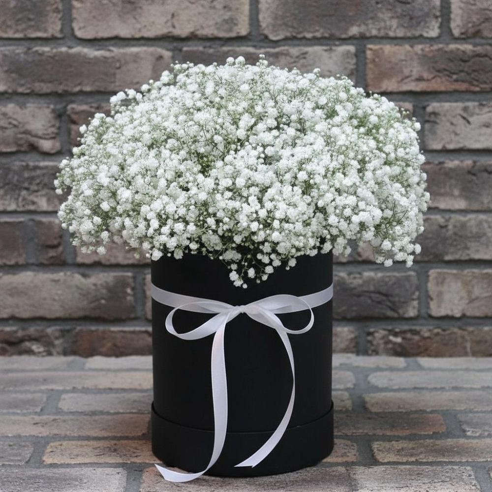 Цветочная композиция из Гипсофила в шляпной коробке в Усть-Абакане