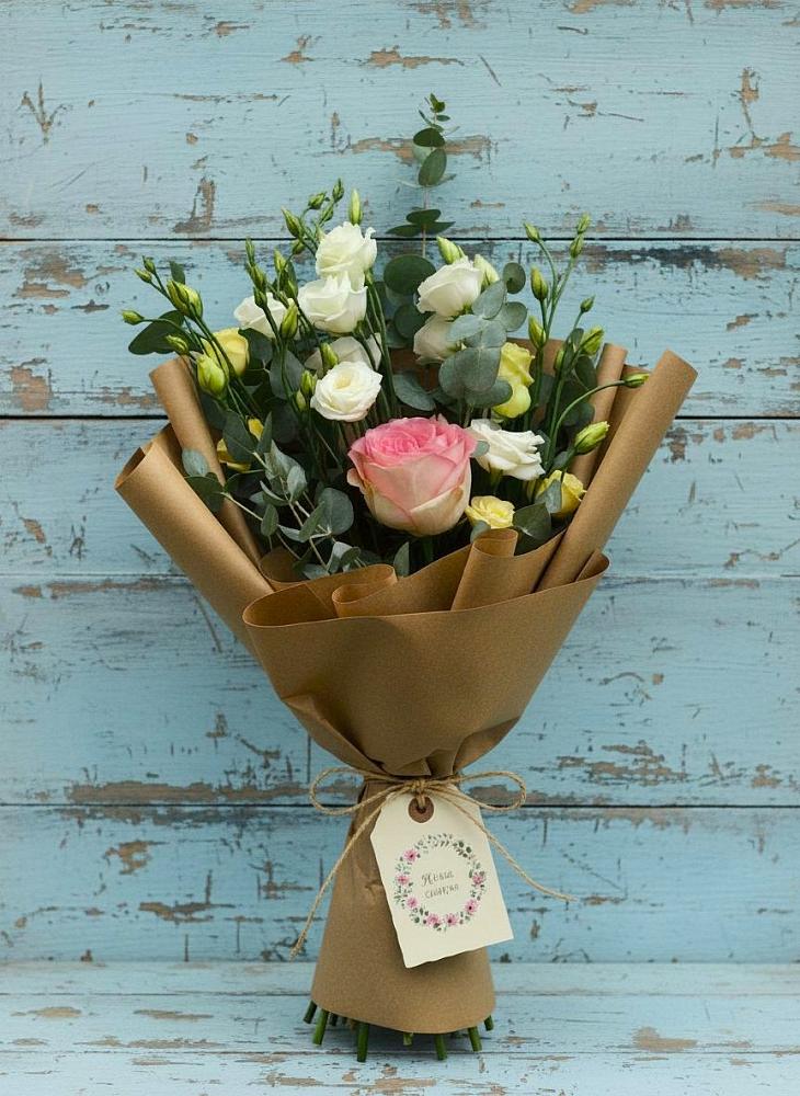 Букет цветов из: Розы и Лизиантусы в Усть-Абакане