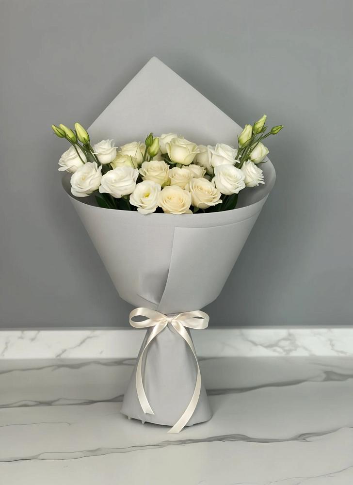 Букет цветов из: Розы и Лизиантусы в Усть-Абакане