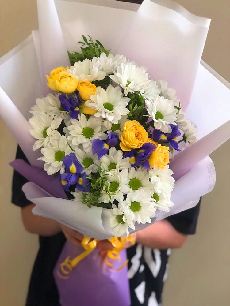 Букет цветов из: Ирисы, Хризантемы и Розы в Усть-Абакане