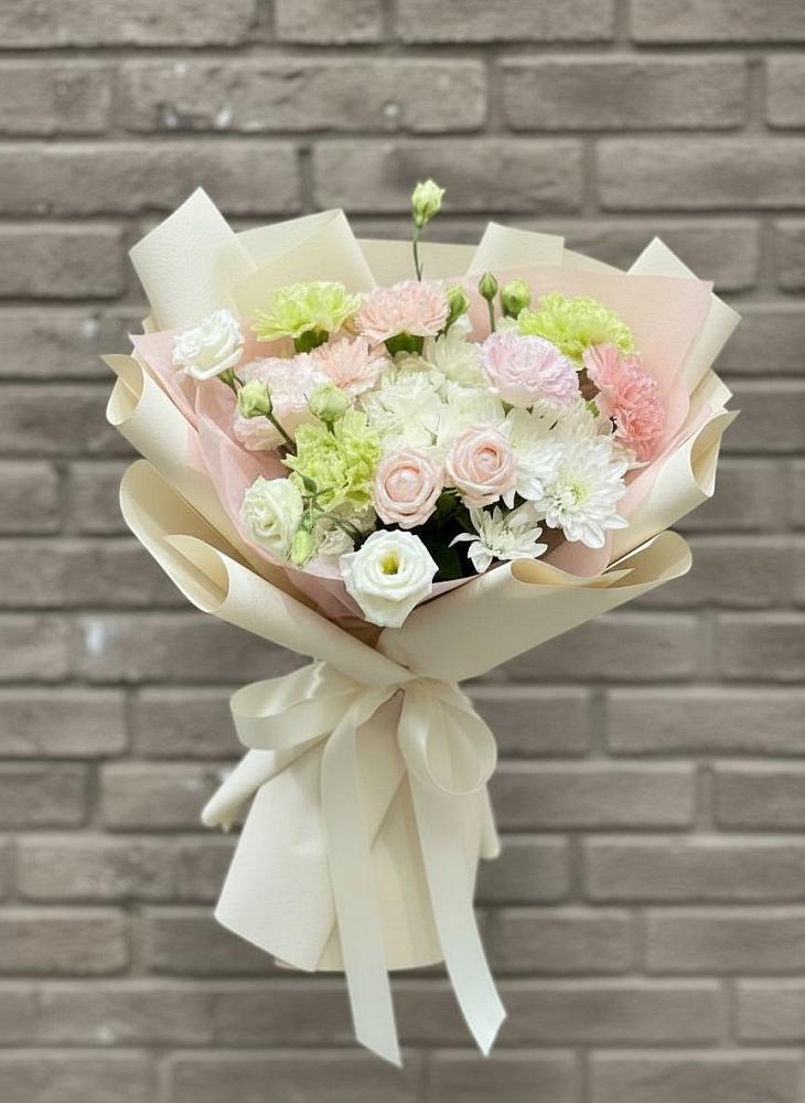 Букет цветов из: Гвоздики, Розы, Лизиантусы и Хризантемы в Усть-Абакане