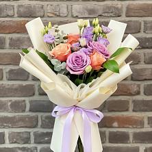 Букет цветов из:  Лизиантусы и Розы в Усть-Абакане