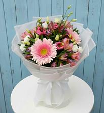Букет цветов из:  Герберы, Альстромерии и Лизиантусы в Усть-Абакане