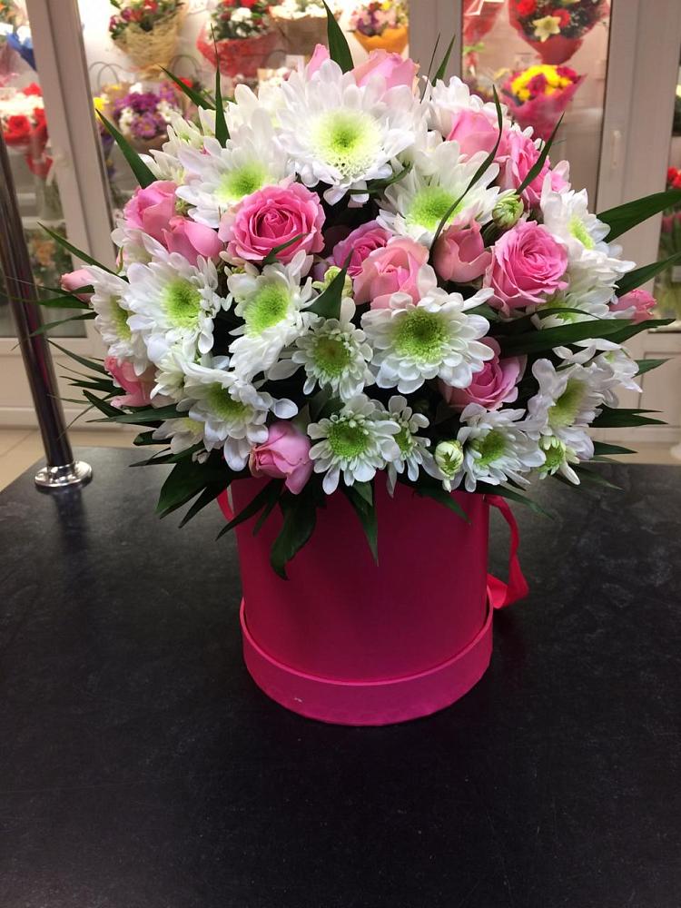 Цветочная композиция из Розы и Хризантемы в шляпной коробке в Усть-Абакане