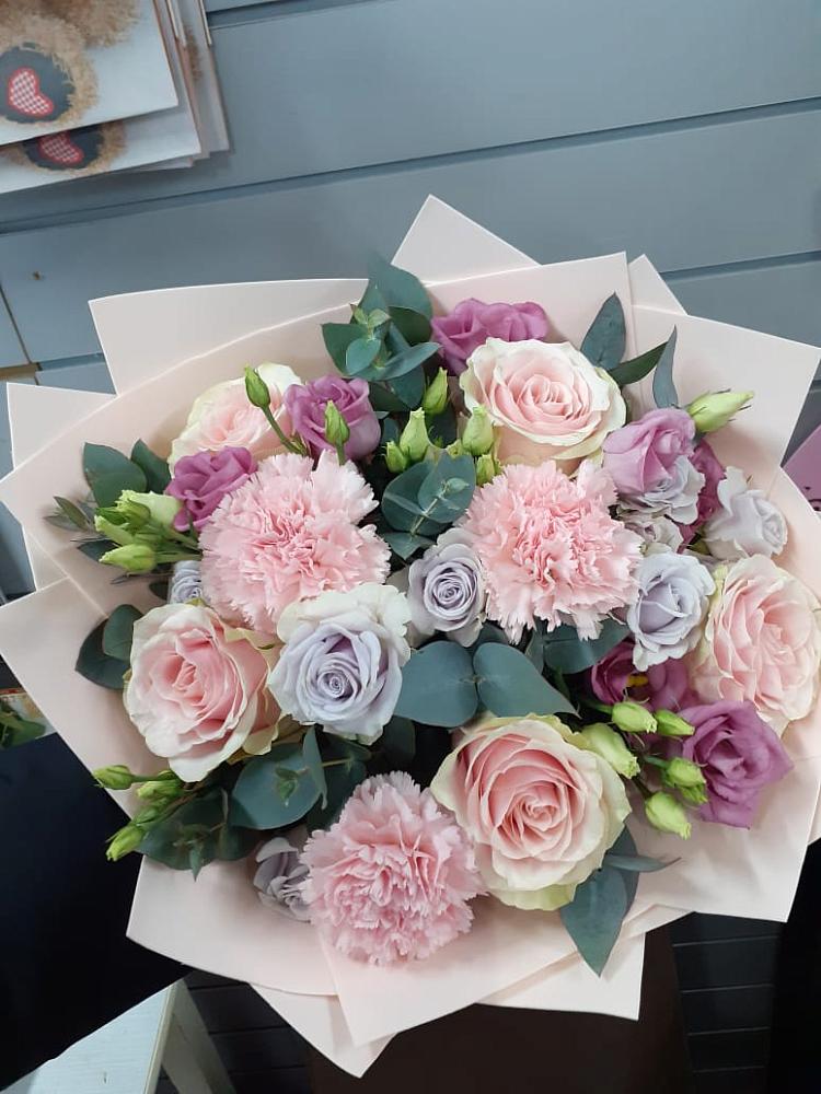 Букет цветов из: Розы, Гвоздики и Лизиантусы в Усть-Абакане